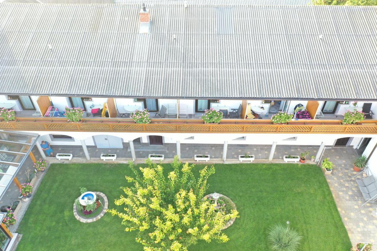 Gaestehaus Und Weinbau Zur Wiederkehr Strudler Podersdorf am See Buitenkant foto