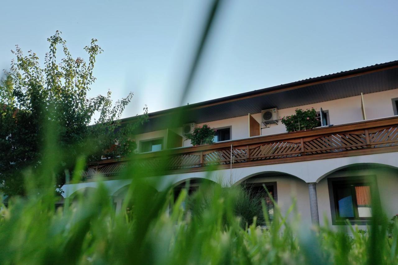 Gaestehaus Und Weinbau Zur Wiederkehr Strudler Podersdorf am See Buitenkant foto