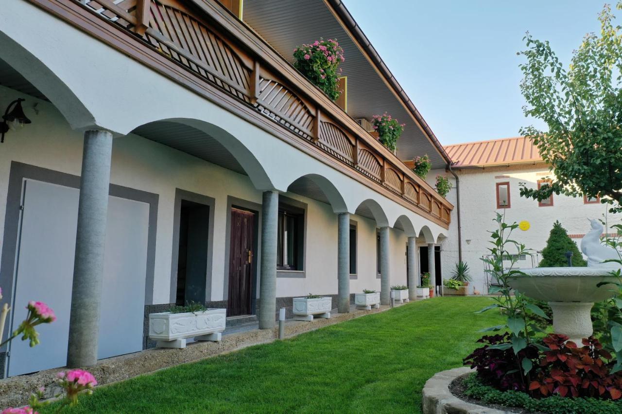 Gaestehaus Und Weinbau Zur Wiederkehr Strudler Podersdorf am See Buitenkant foto