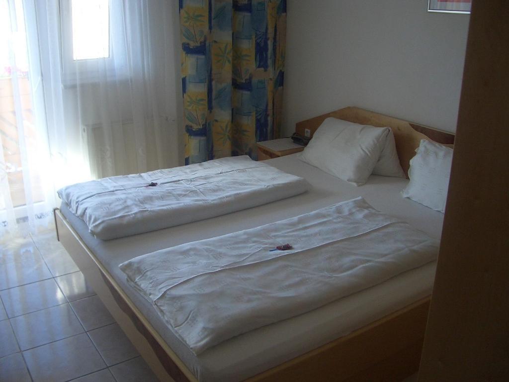Gaestehaus Und Weinbau Zur Wiederkehr Strudler Podersdorf am See Kamer foto