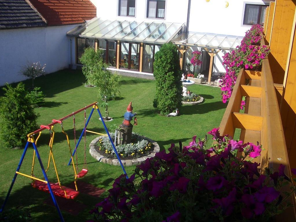 Gaestehaus Und Weinbau Zur Wiederkehr Strudler Podersdorf am See Buitenkant foto