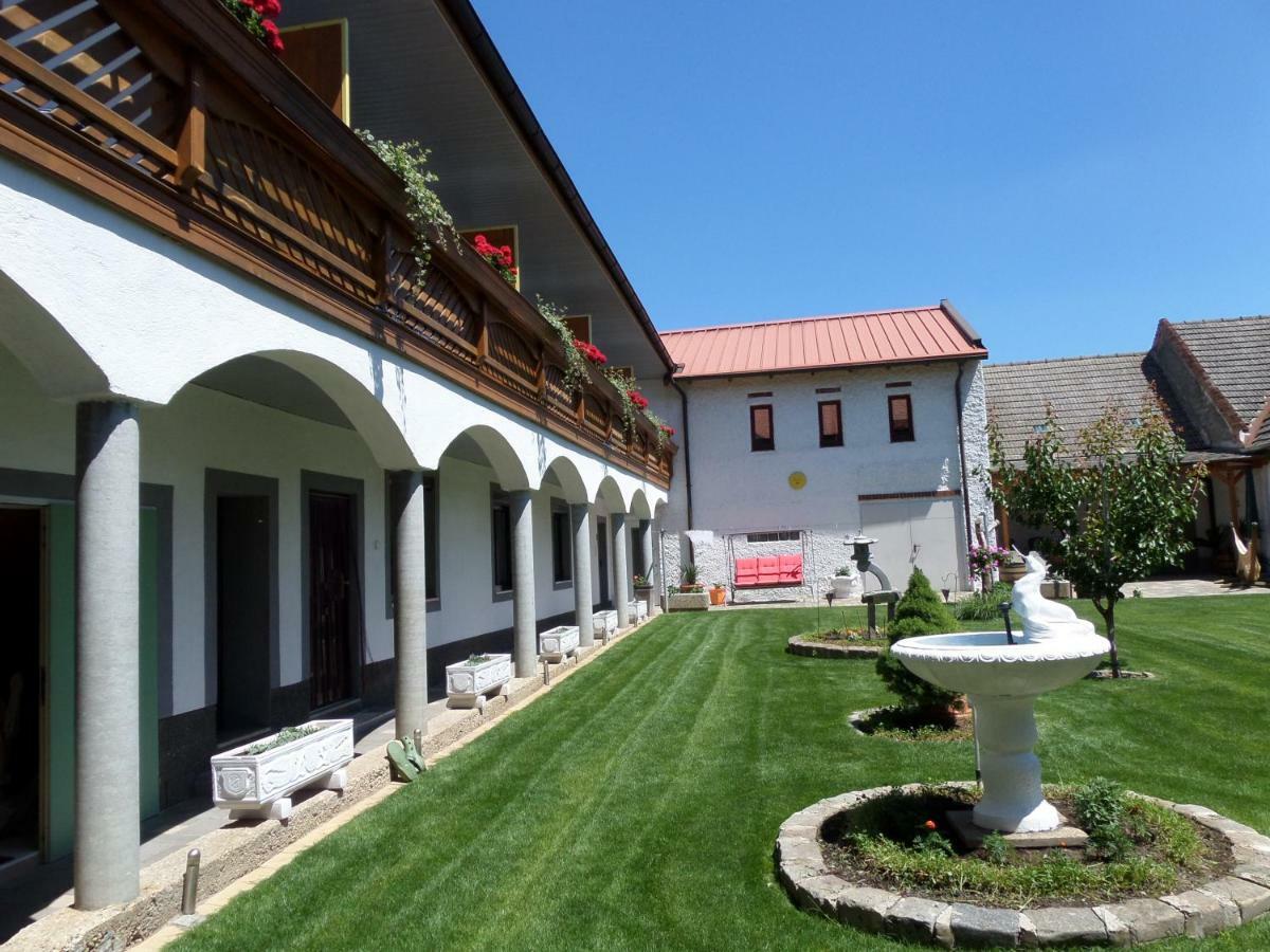 Gaestehaus Und Weinbau Zur Wiederkehr Strudler Podersdorf am See Buitenkant foto