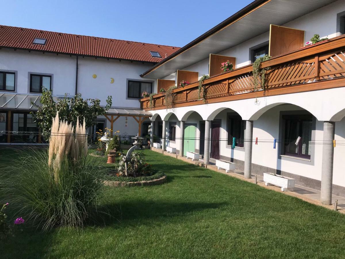 Gaestehaus Und Weinbau Zur Wiederkehr Strudler Podersdorf am See Buitenkant foto